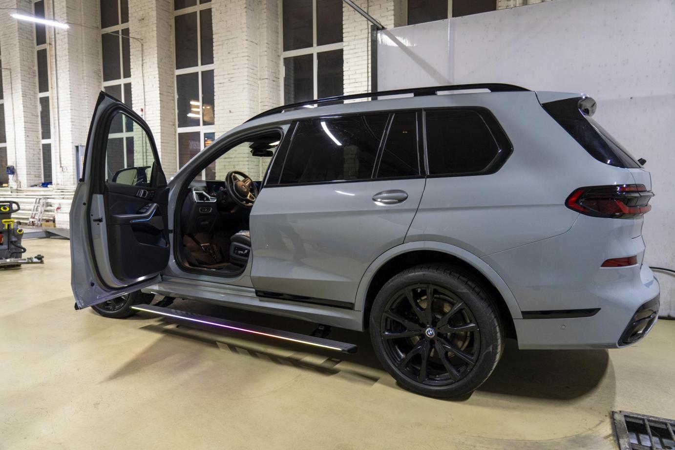 Пороги электрические ATS BMW X7  G07 с LED подсветкой (2018-2024) | Компания ATS-Tuning