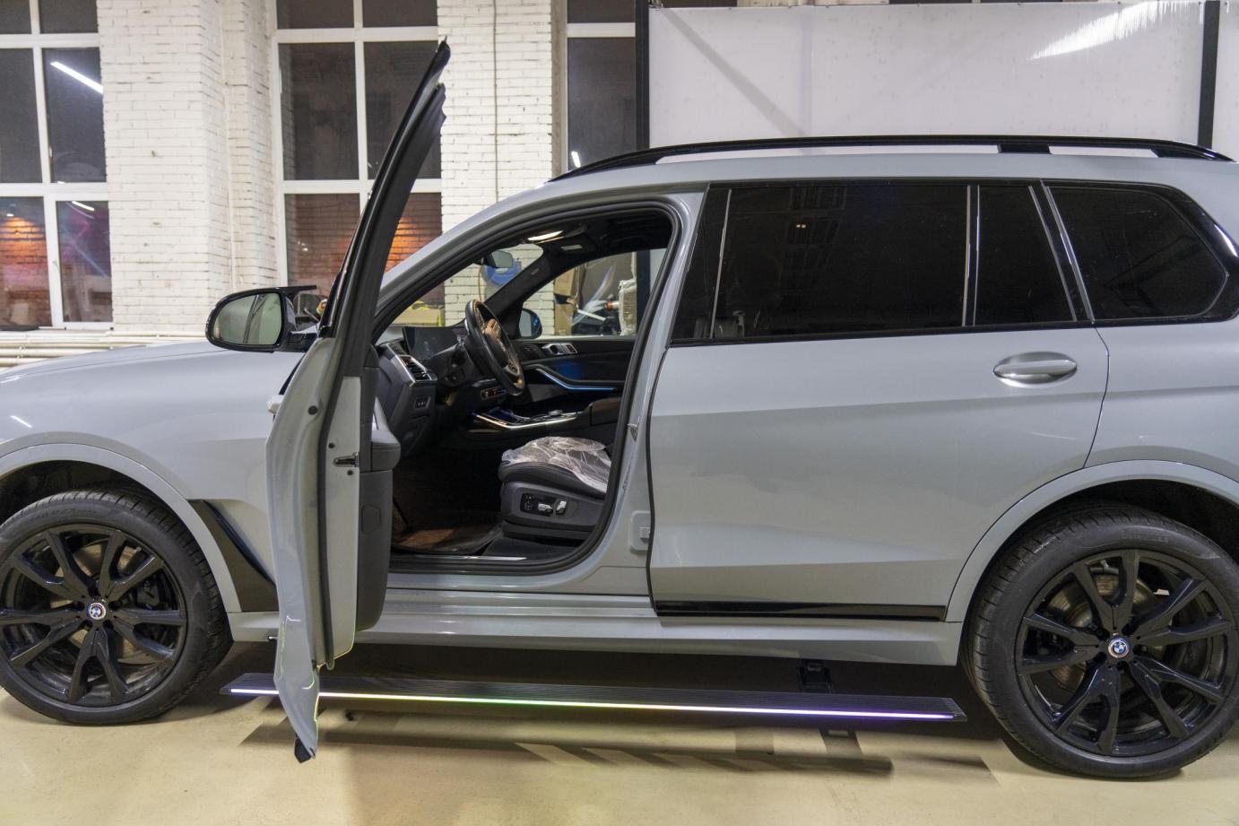 Пороги электрические ATS BMW X7  G07 с LED подсветкой (2018-2024) | Компания ATS-Tuning